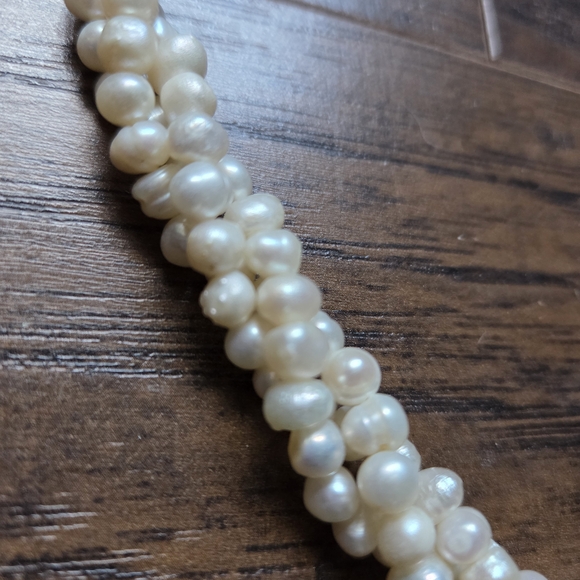 Elegant Pearl Necklace - Picture 4 of 6
